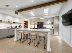 open airy custom designed home - 2kings - sleeps 14
